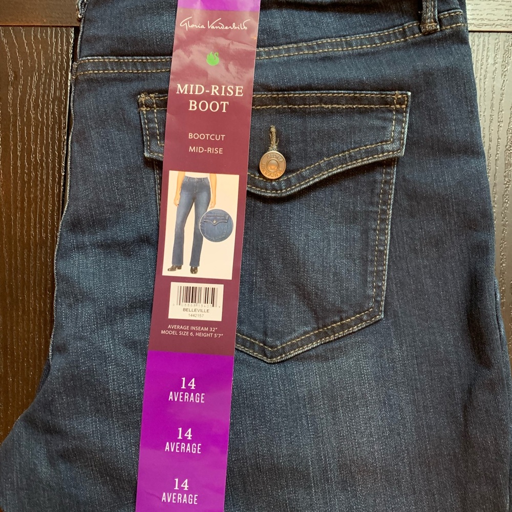 NWT. Gloria Vanderbilt Bootcut Jeans Size 14. Average length.